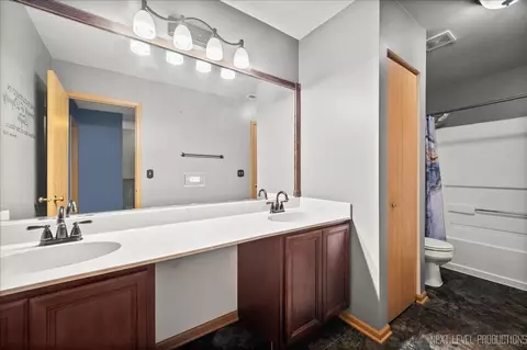 Bath - 2155 Grayhawk Dr, Aurora, IL 60503 photo 2 of 3