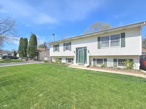 424 Greenview Dr, Park City, IL 60085