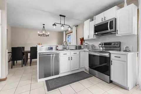 9885 Highstone Dr, Roscoe, IL 61073 photo 6
