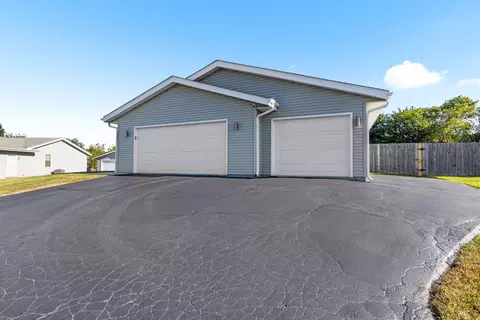 9885 Highstone Dr, Roscoe, IL 61073 photo 2