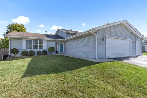 9885 Highstone Dr, Roscoe, IL 61073