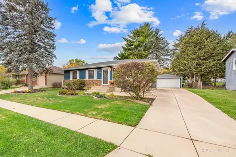 36 Trenton Ave, South Elgin, IL 60177