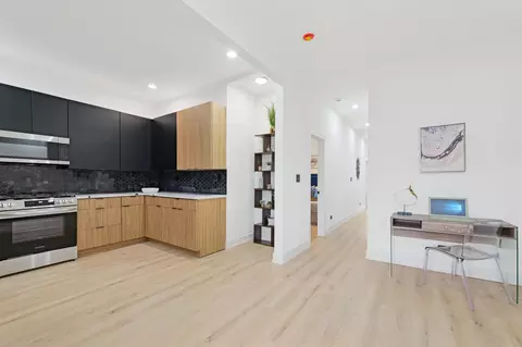 Entry Way - 6430 S Eberhart Ave, Chicago, IL 60637 photo 2 of 4