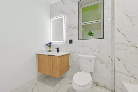 Bath - 6430 S Eberhart Ave, Chicago, IL 60637 photo 1 of 2