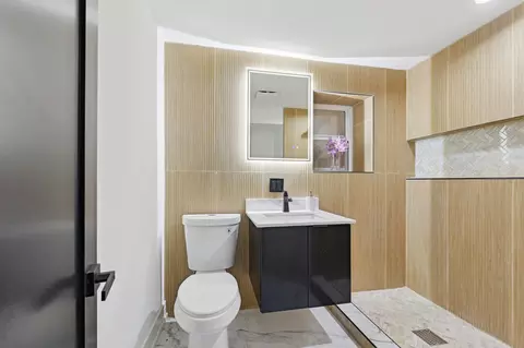 Bath - 6430 S Eberhart Ave, Chicago, IL 60637 photo 2 of 2