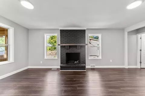 Living - 320 Glenwood Ave, Mchenry, IL 60051 photo 3 of 5