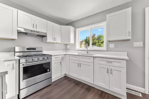 Kitchen - 320 Glenwood Ave, Mchenry, IL 60051 photo 2 of 2