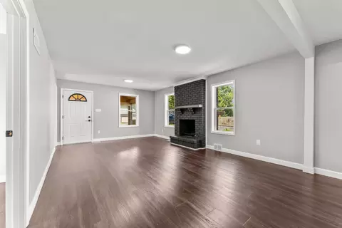 Living - 320 Glenwood Ave, Mchenry, IL 60051 photo 4 of 5