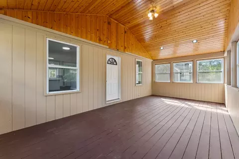 Exterior - 320 Glenwood Ave, Mchenry, IL 60051 photo 1 of 4