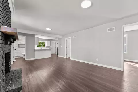 Living - 320 Glenwood Ave, Mchenry, IL 60051 photo 2 of 5