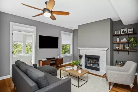 Living - 1509 Maple Ave #3, Evanston, IL 60201 photo 1 of 2