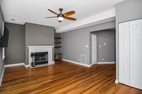 Living - 1509 Maple Ave #3, Evanston, IL 60201 photo 2 of 2