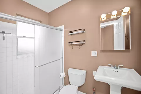 Bath - 1509 Maple Ave #3, Evanston, IL 60201 photo 1 of 2