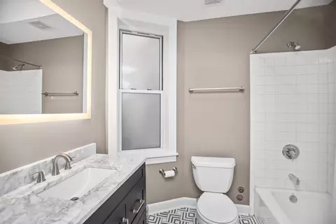 Bath - 1509 Maple Ave #3, Evanston, IL 60201 photo 2 of 2