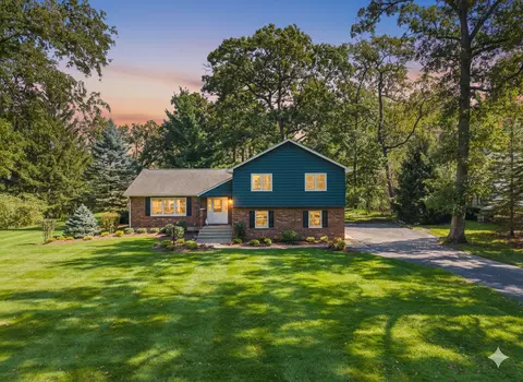 908 Hickory Rd, Woodstock, IL 60098