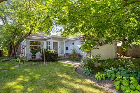 298 Leslee Ln, Highland Park, IL 60035