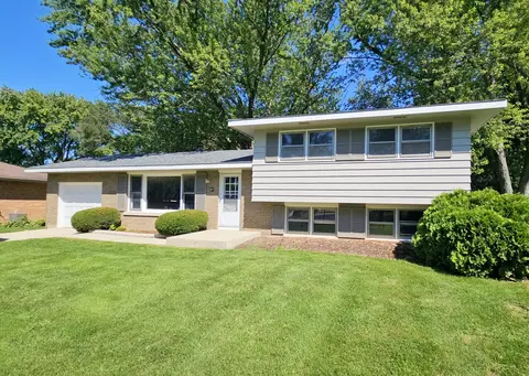 827 Balmoral Dr, East Dundee, IL 60118
