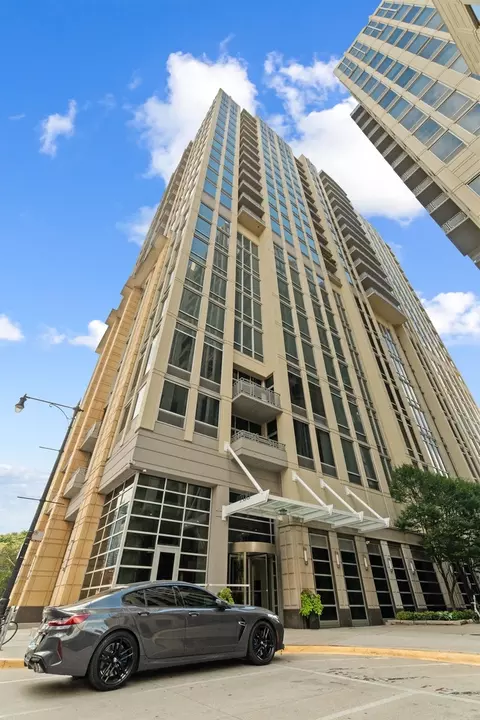 700 N Larrabee St #1510, Chicago, IL 60654