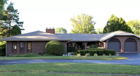 5 Lagoon Dr, Hawthorn Woods, IL 60047
