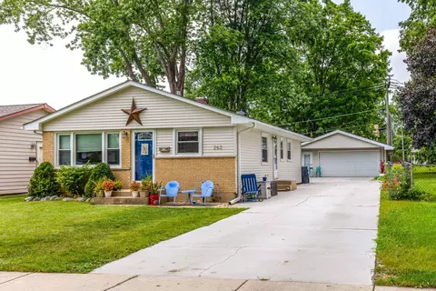 262 N Fairlawn Ave N, Mundelein, IL 60060