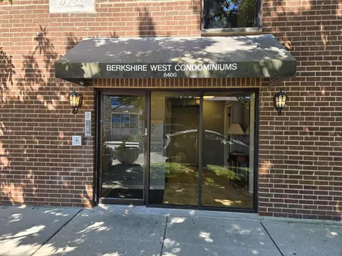 6400 N Sacramento Ave #205, Chicago, IL 60645