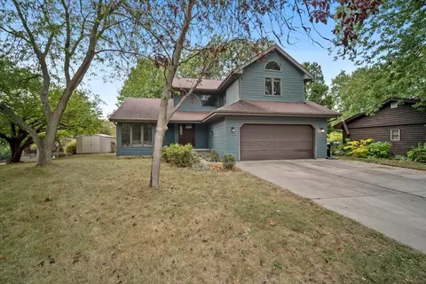 123 S Devonshire Dr, Bloomington, IL 61704