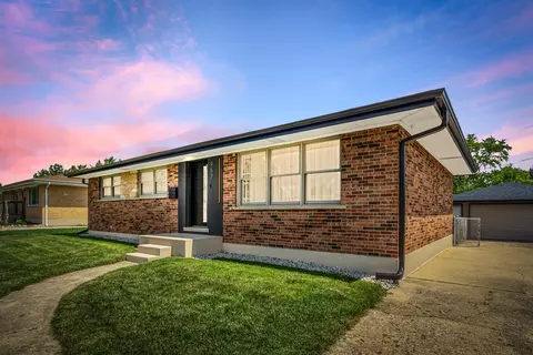 957 N Howard Ave, Addison, IL 60101