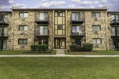 242 Klein Creek Ct #1A, Carol Stream, IL 60188