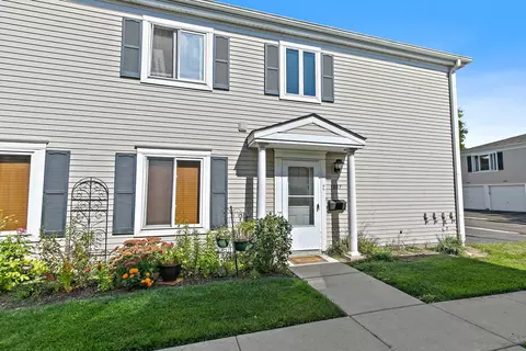 1037 Cove Dr #135D, Prospect Heights, IL 60070