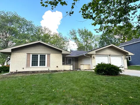 2 S651 Ashley Dr, Glen Ellyn, IL 60137