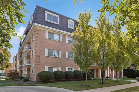 415 Wesley Ave #36, Oak Park, IL 60302