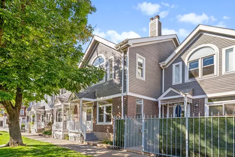 1150 W School St, Chicago, IL 60657