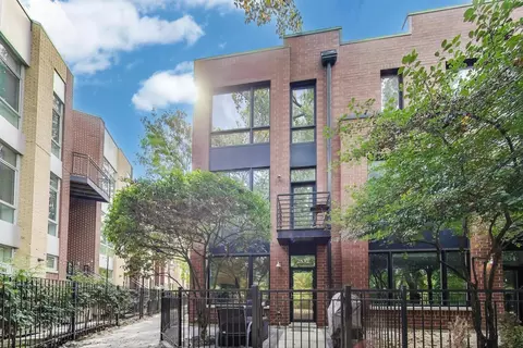 2832 N Riverwalk Dr, Chicago, IL 60618