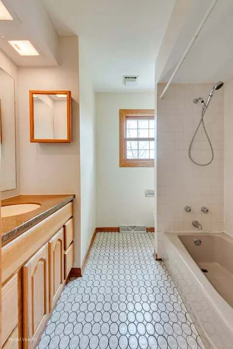 Bath - Undisclosed, Naperville, IL 60563 photo 2 of 3