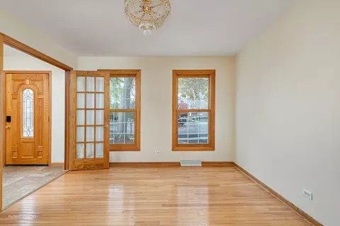 Living - Undisclosed, Naperville, IL 60563 photo 1 of 8