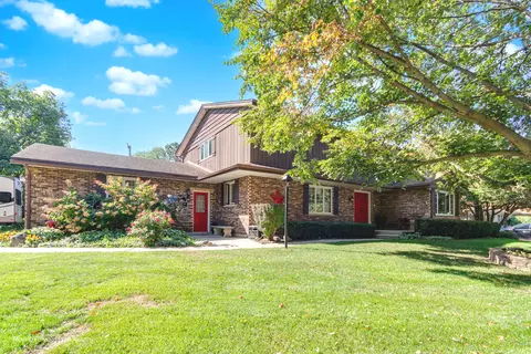 519 Oak Dr, East Dundee, IL 60118