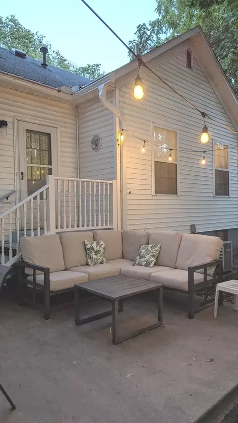 Exterior - 817 Chestnut Ave, Dixon, IL 61021 photo 5 of 15