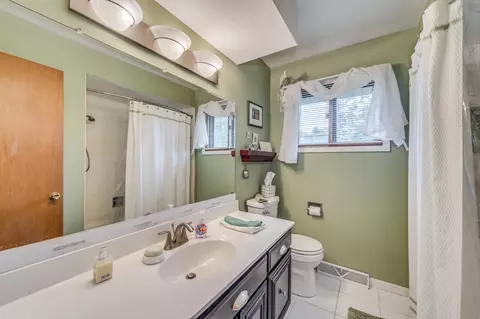 Bath - 21 W211 North Ln, Itasca, IL 60143 photo 2 of 2