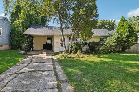 40 S Seymour Ave, Mundelein, IL 60060