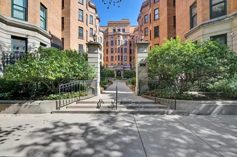 550 W Surf St #115, Chicago, IL 60657