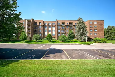 453 Raintree Dr #5E, Glen Ellyn, IL 60137