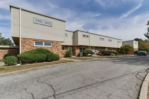 Exterior - 2202 E Lincoln St #7, Bloomington, IL 61701 photo 2 of 13