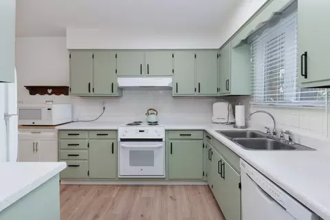 Kitchen - 2202 E Lincoln St #7, Bloomington, IL 61701 photo 1 of 3