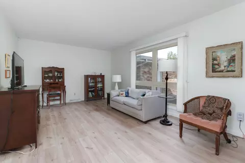 Living - 2202 E Lincoln St #7, Bloomington, IL 61701 photo 1 of 3