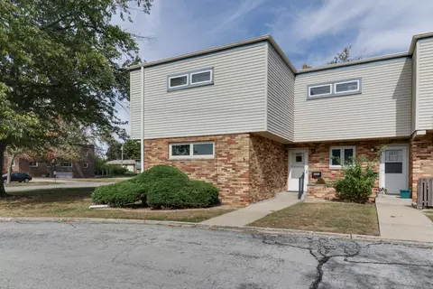 Exterior - 2202 E Lincoln St #7, Bloomington, IL 61701 photo 3 of 13