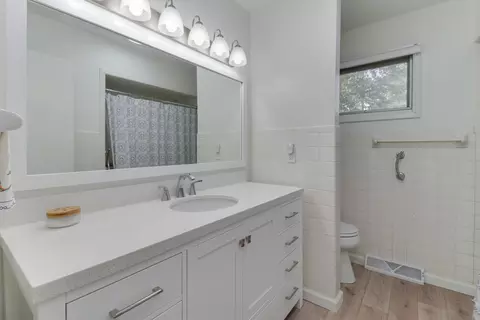 Bath - 2202 E Lincoln St #7, Bloomington, IL 61701 photo 1 of 4