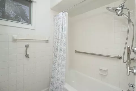 Bath - 2202 E Lincoln St #7, Bloomington, IL 61701 photo 2 of 4