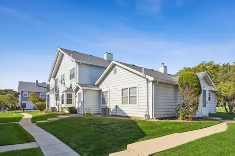 445 N Cambridge Dr, Palatine, IL 60067