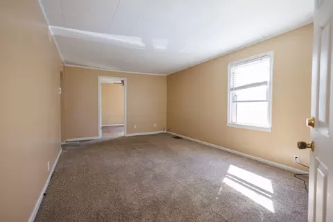 Living - 618 N 9th Ave, Kankakee, IL 60901 photo 1 of 2