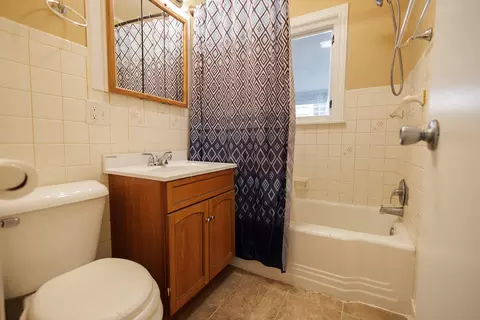 Bath - 618 N 9th Ave, Kankakee, IL 60901 photo 2 of 2
